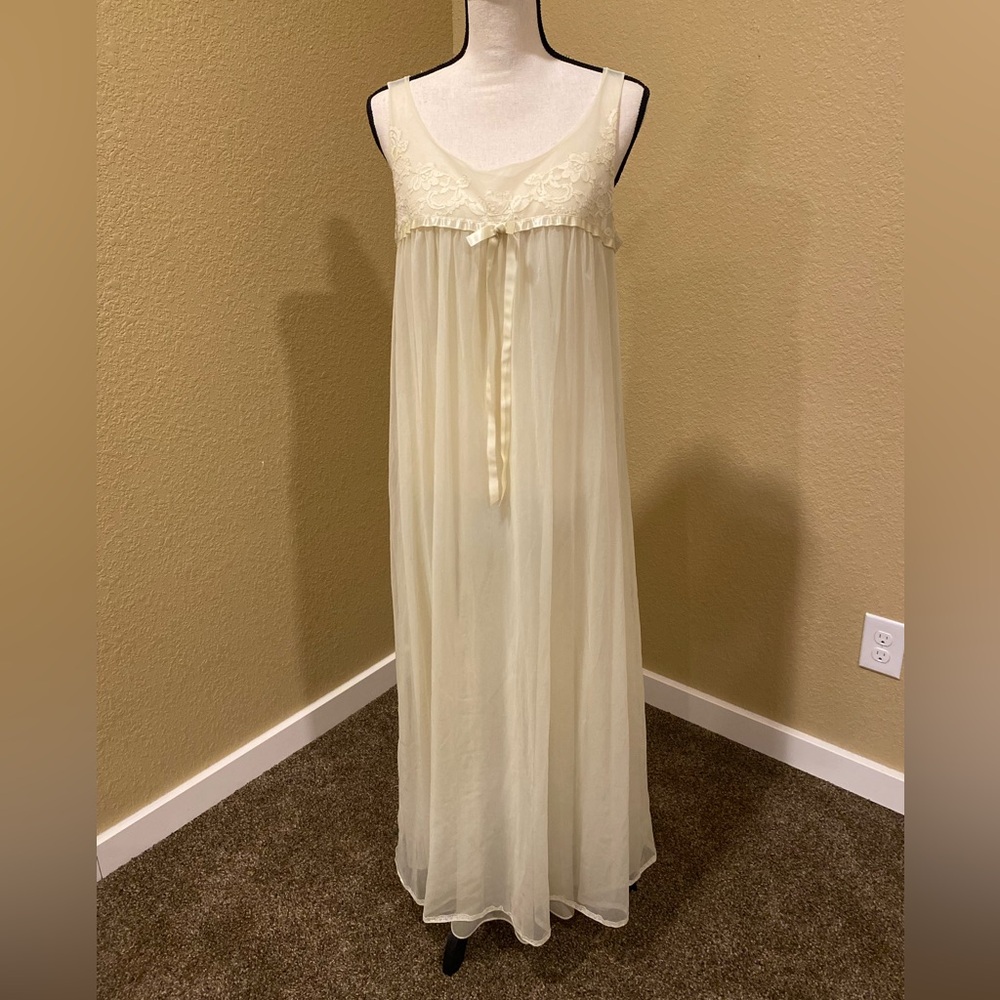 1960s Vintage Vanity Fair Nightgown in Cream